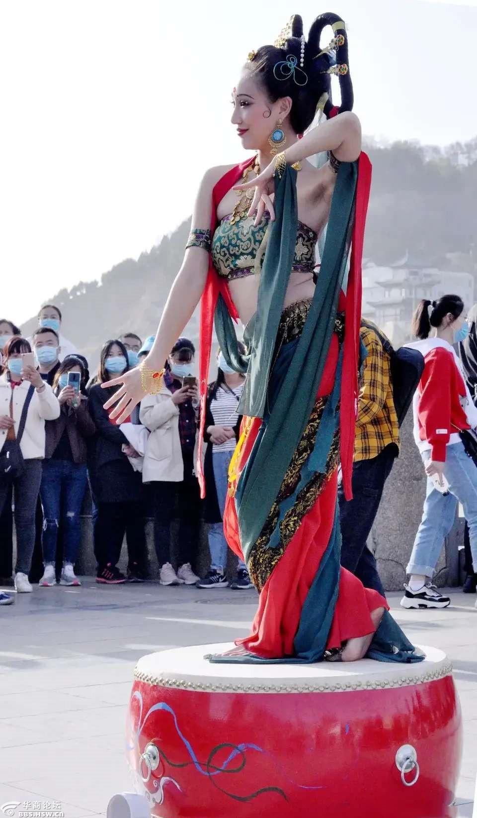 "甘肃飞天"小姐姐火爆网络