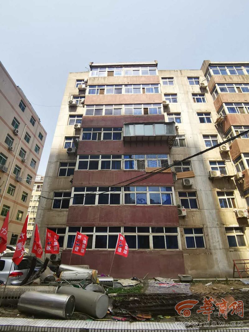 西安小学家属院被拆掉的防护网和楼顶太阳能.jpg