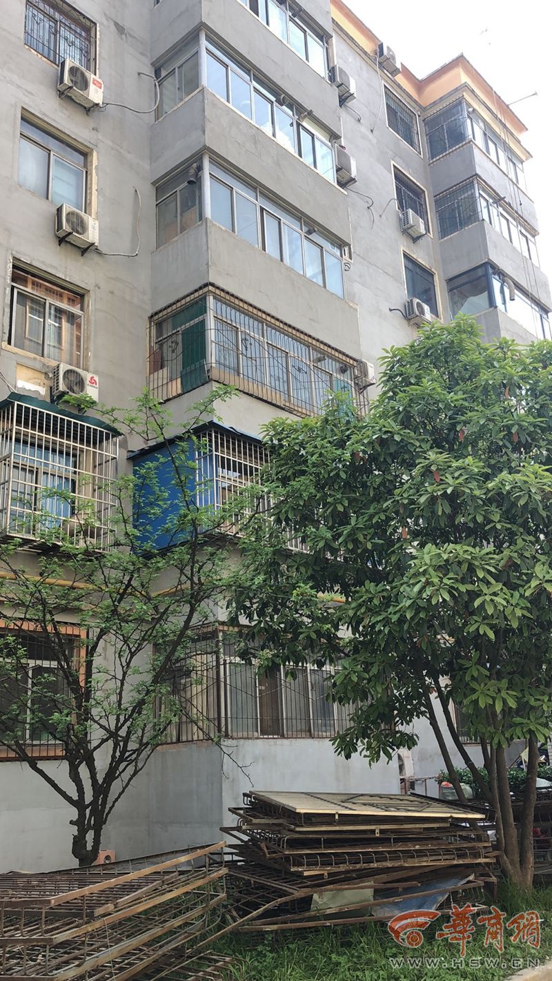 阳光小区内被拆的防护网.jpg