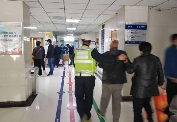 九旬老人因交通事故头部受伤 长安交警紧急护送至医院