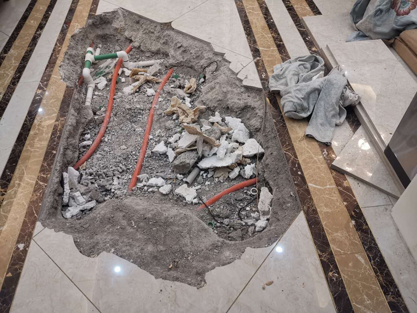 西安上和城业主家地暖管道破损 楼上楼下都担心未来漏水