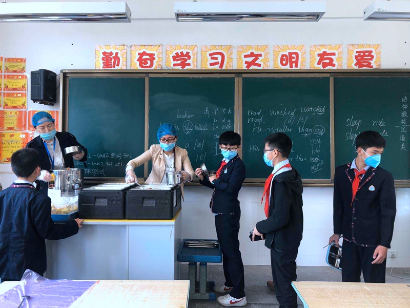 太华路小学开学第一天：自带餐盒五花八门 有同学希望学校能一直管饭
