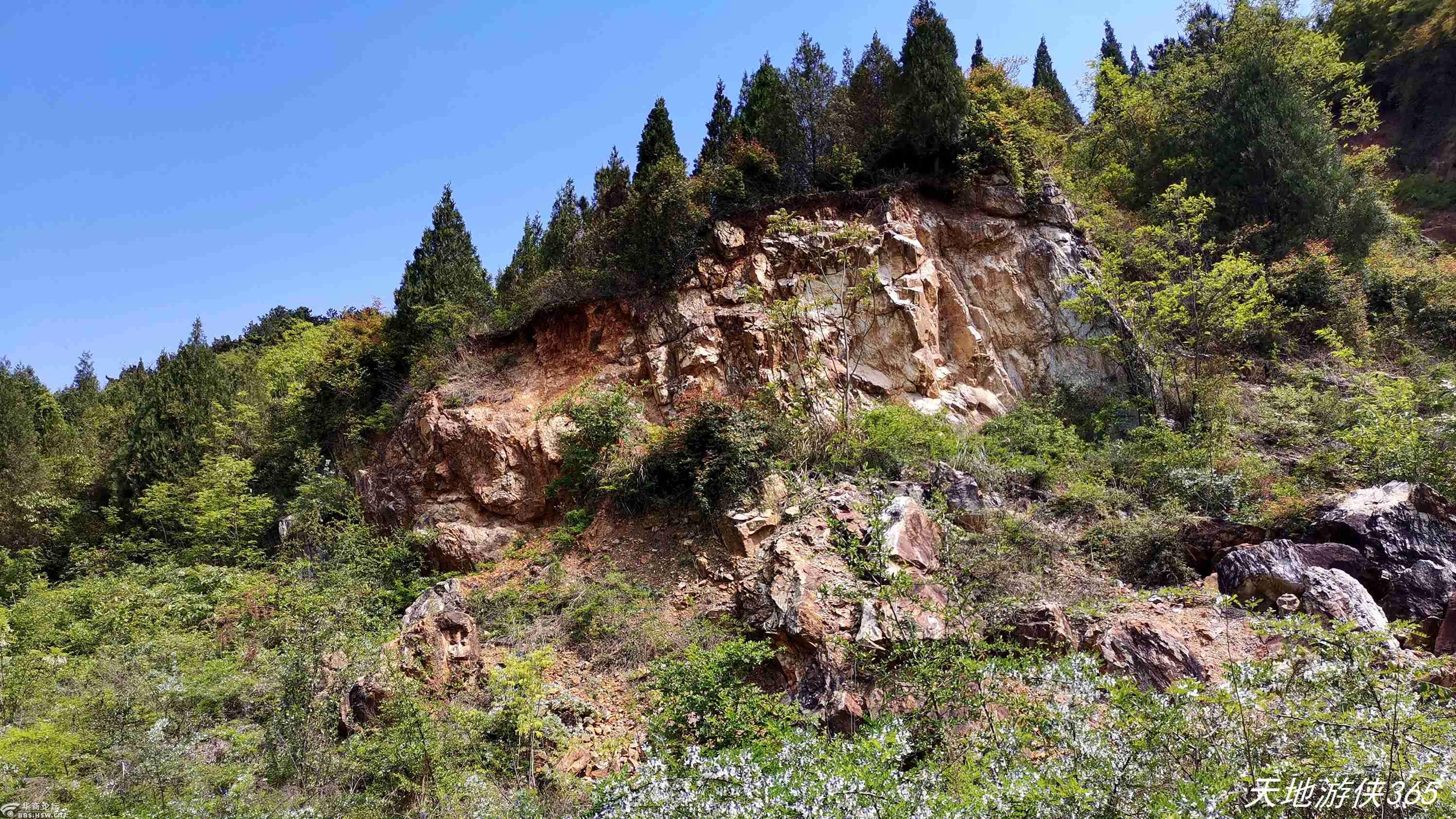 蓝天白云下的汉中武乡道教胜地哑姑山美景图
