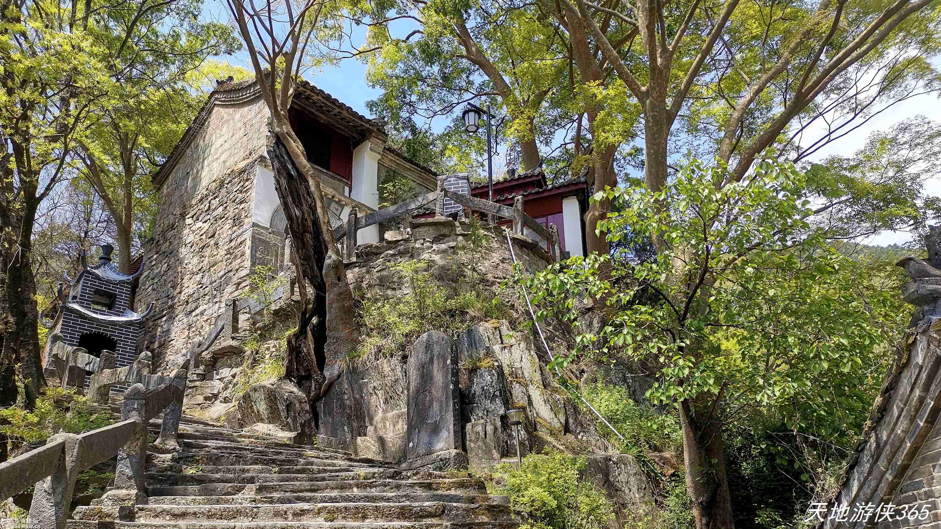 蓝天白云下的汉中武乡道教胜地哑姑山美景图